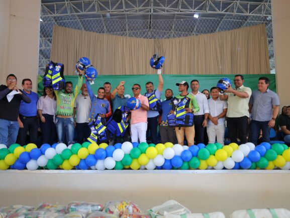 Detran-AM entrega 30 kits de segurança para mototaxistas no município de Lábrea
