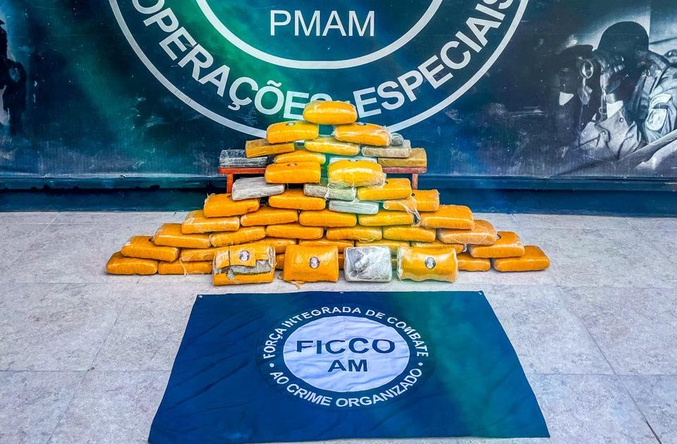 Dupla é presa em flagrante com 52 kg de drogas no AM