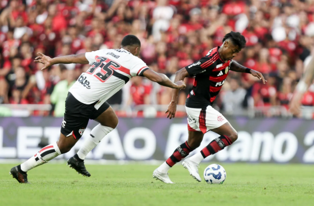 Flamengo vence São Paulo por 2 a 0 e segue líder do Brasileirão
