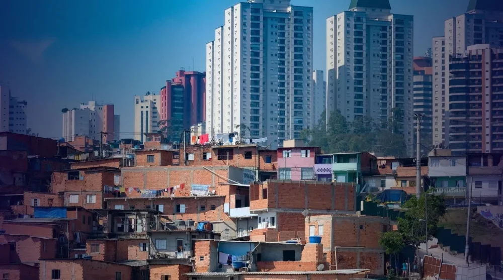 Fortuna dos 1% mais ricos poderia acabar com pobreza global 22 vezes, mostra Oxfam