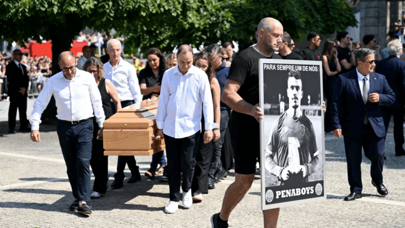 Futebol presta homenagem no funeral de Diogo Jota e irmão