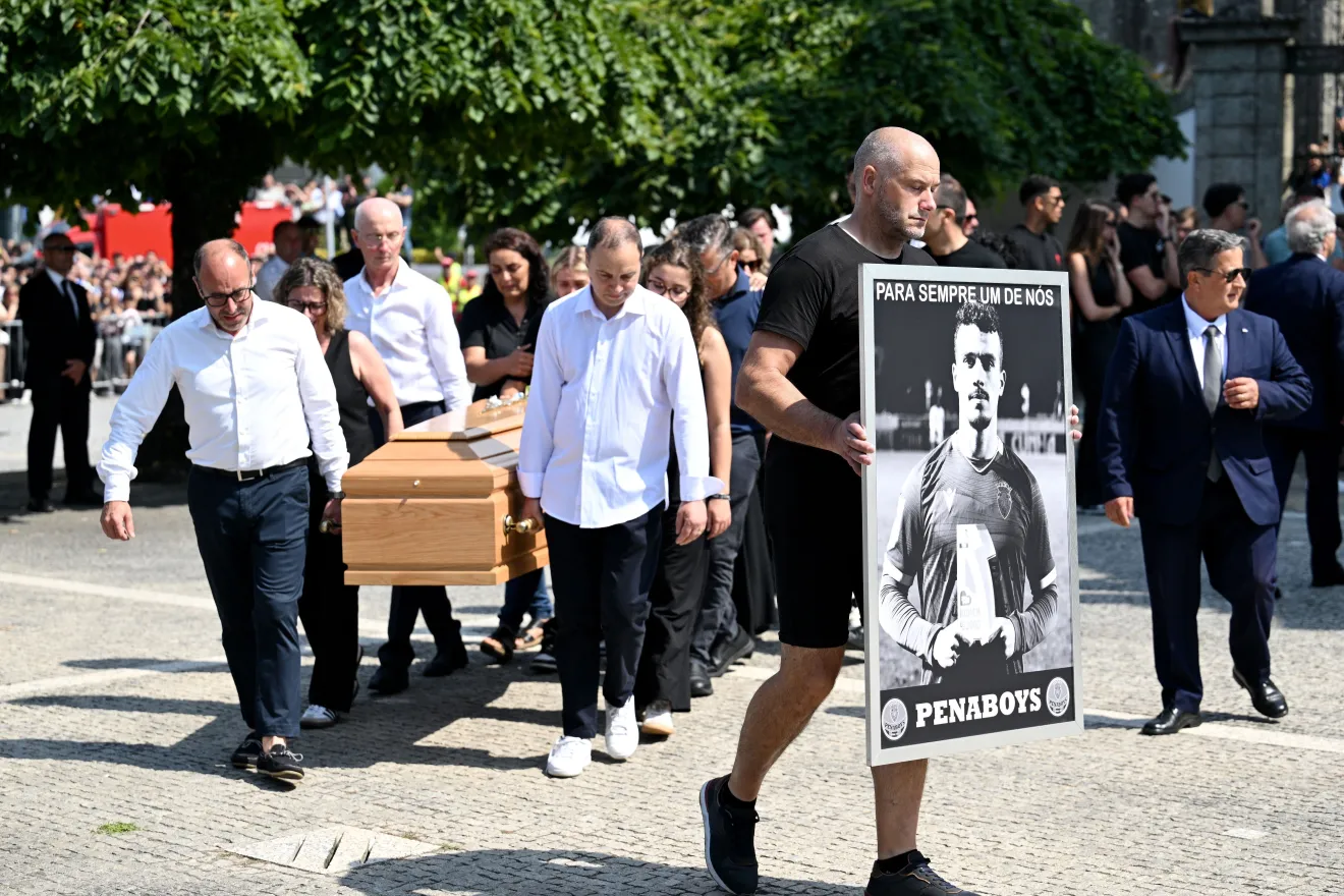 Futebol presta homenagem no funeral de Diogo Jota e irmão