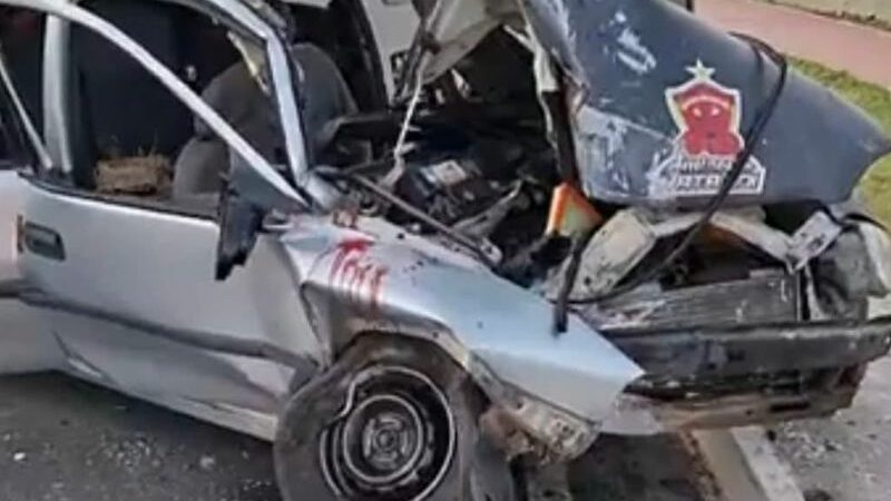 Jovem atravessa o para-brisa em grave acidente na Ponta Negra