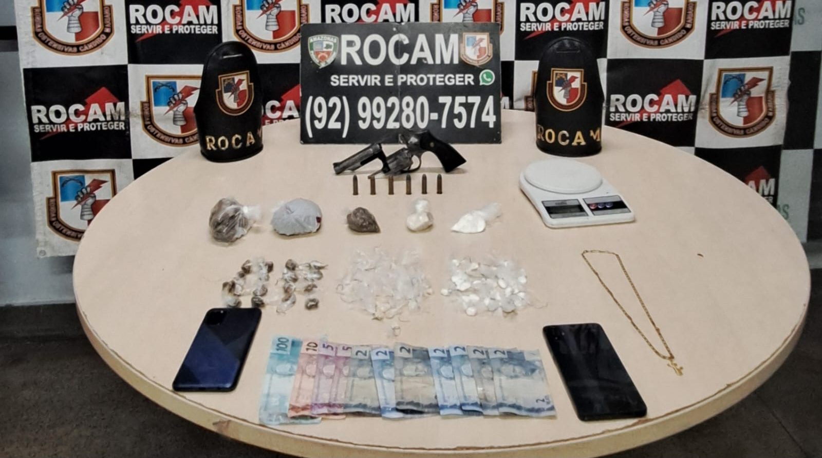 Jovem é preso com arma e drogas na Praça 14, em Manaus