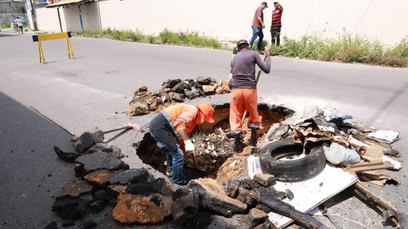 Lixo descartado de forma irregular causa cratera em rua no Nova Cidade