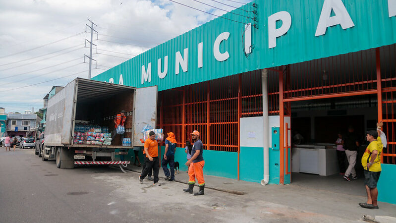 Moradores afetados pela cheia recebem alimentos e água potável no São Jorge