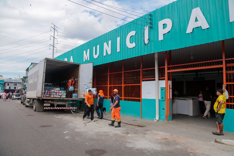 Moradores afetados pela cheia recebem alimentos e água potável no São Jorge