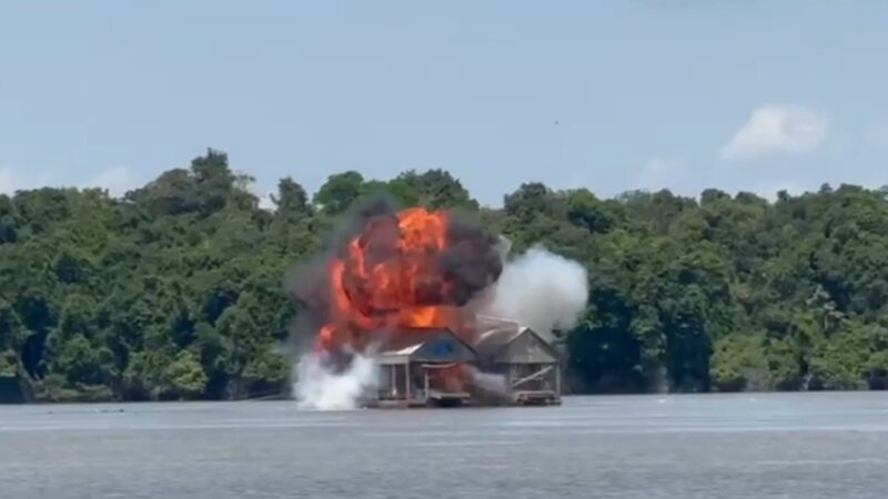 PF destrói 16 dragas usadas em garimpo ilegal no interior do AM