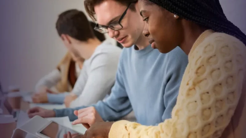 Pós-graduação no Brasil ainda é majoritariamente branca, aponta estudo do CGEE