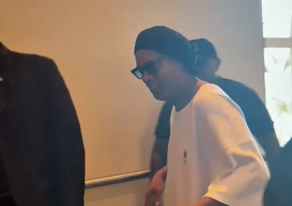 Ronaldinho Gaúcho desembarca em Manaus para o Jogo das Estrelas