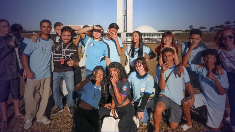 Turismo Mais Brasília leva estudantes da rede pública a pontos cívicos do DF