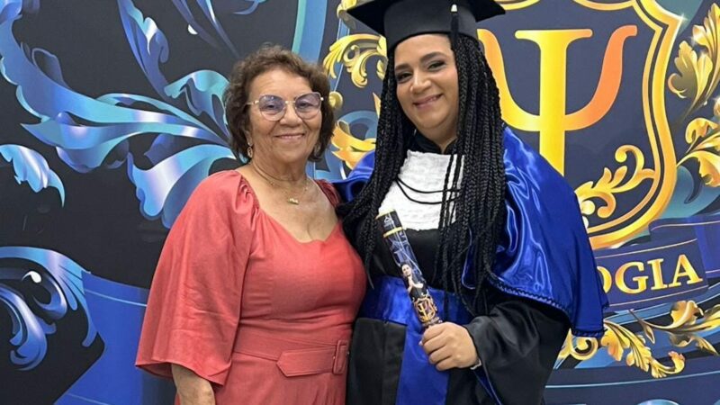 Jullyana Cabral realiza sonho e se forma em Psicologia pela Universidade Nilton Lins