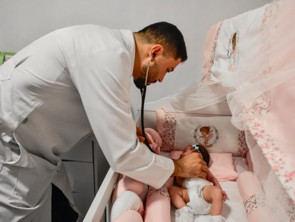 Gêmeas siamesas separadas por cirurgia recebem acompanhamento do Programa Melhor em Casa