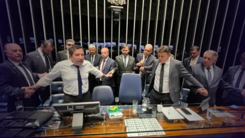 Bolsonaristas anunciam “vitória” e acordo para votar anistia após motim na Câmara Fato Novo