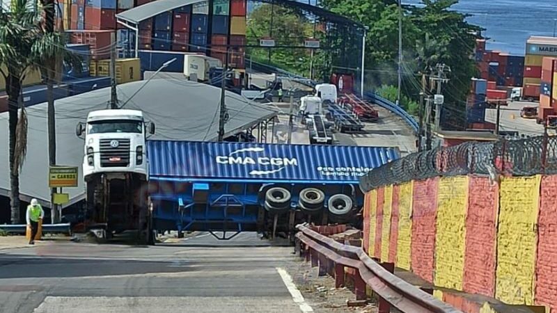 Caminhão contêiner tomba e bloqueia via na zona sul de Manaus