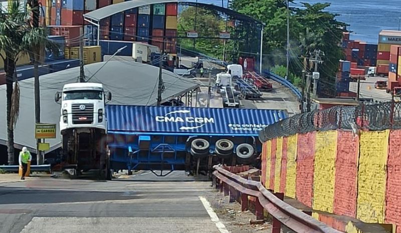 Caminhão contêiner tomba e bloqueia via na zona sul de Manaus