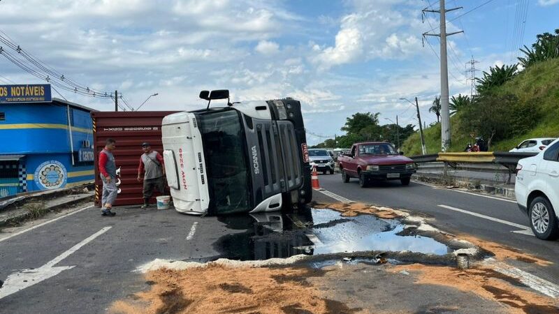 Carreta tomba e deixa trânsito lento na AV. das Torres