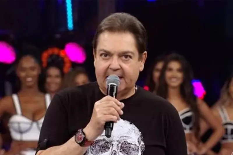 Faustão é internado com infecção na perna; filho cancela festa