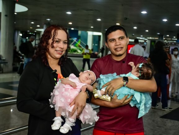 Gêmeas siamesas que nasceram no Amazonas e passaram por cirurgia de separação em Goiás retornam ao estado