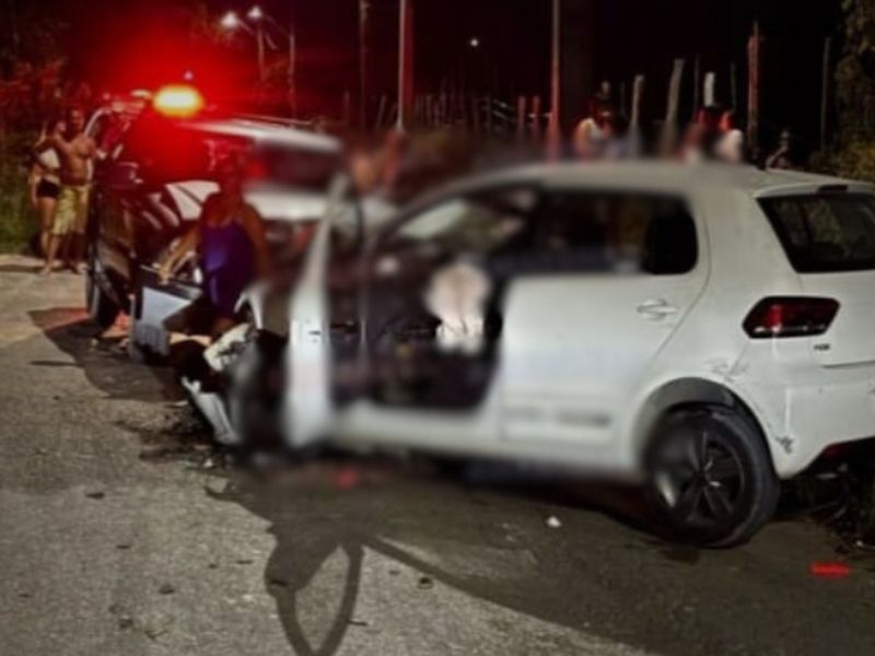 Grave acidente entre caminhonete e carro deixa dois feridos em Manaus