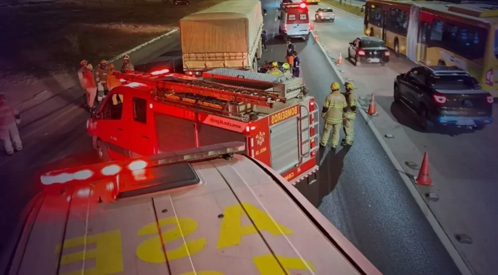 Motociclista fica gravemente ferida em colisão com carreta na EPIA Sul