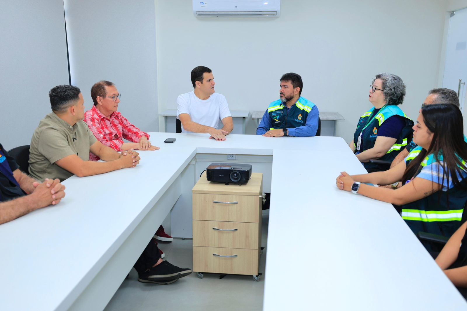 Renato Junior cobra Ageman por asfalto após obras da Águas de Manaus