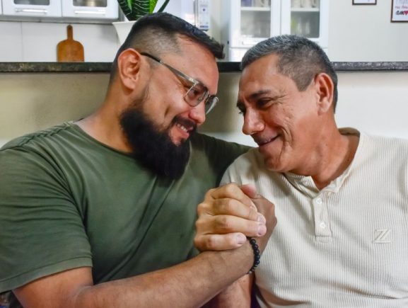 Transplante de rim realizado no Delphina Aziz fortalece laços entre pai e filho no Amazonas