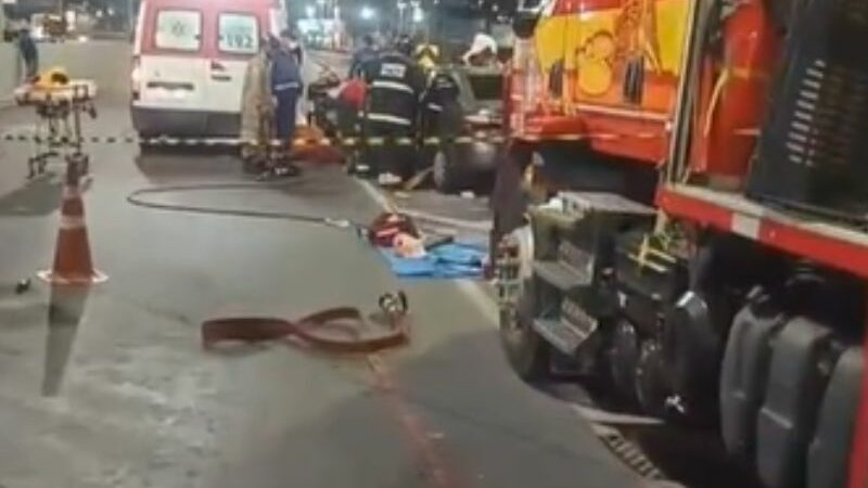 Acidente no viaduto Rei Pelé deixa vítimas presas às ferragens em Manaus