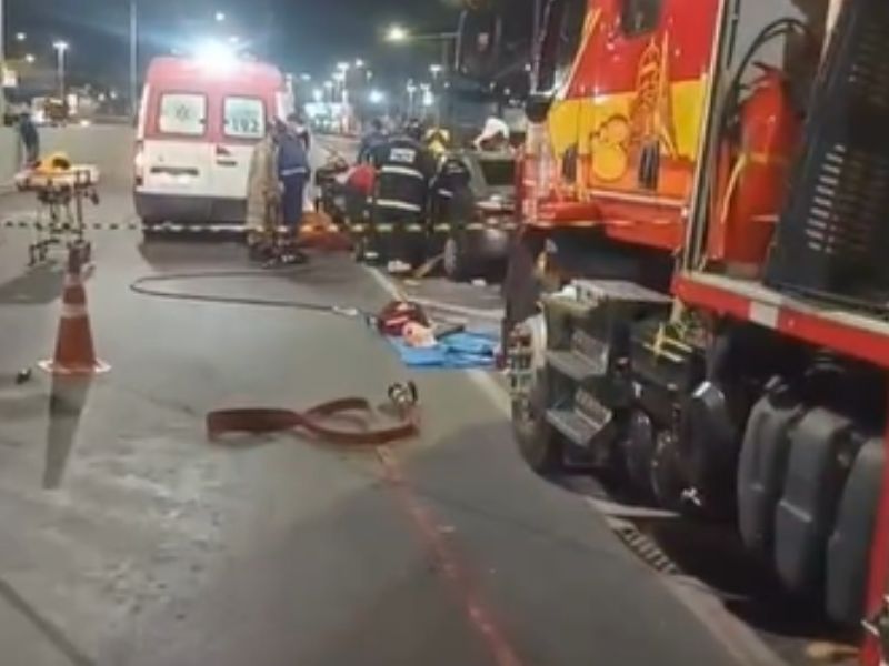 Acidente no viaduto Rei Pelé deixa vítimas presas às ferragens em Manaus