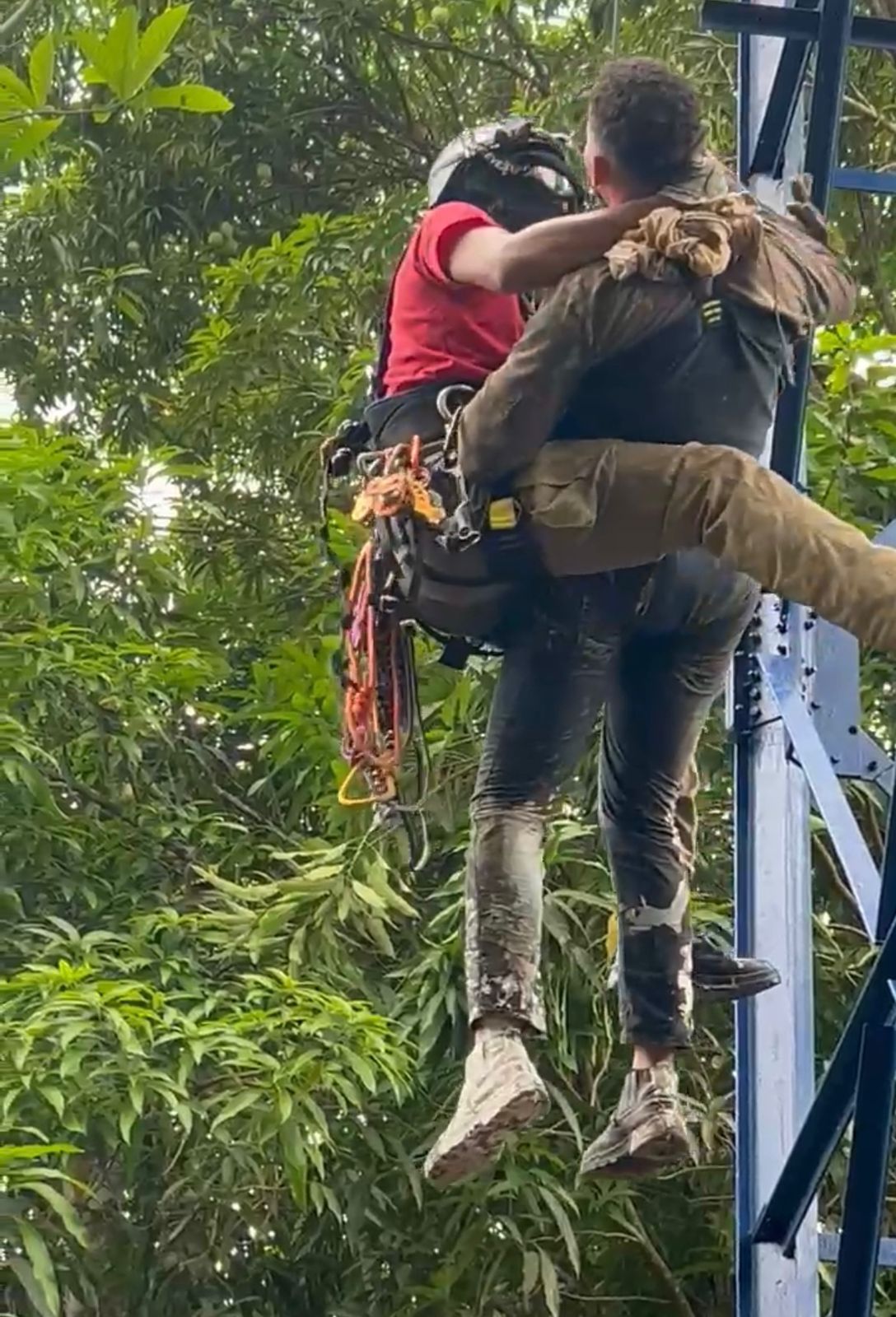 Bombeiros resgatam homens presos em caixa d’água a 20 metros de altura após intoxicação por solvente durante pintura