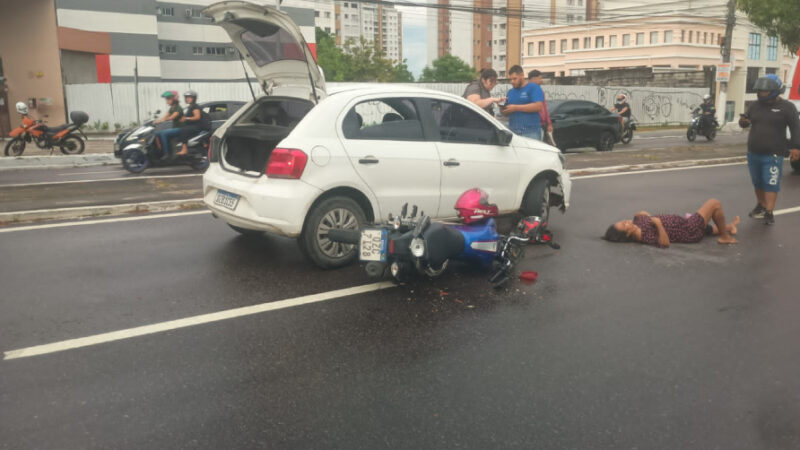 Colisão entre carro e moto deixa mulher ferida no Aleixo, em Manaus