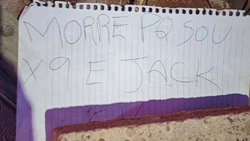Homem é encontrado morto com bilhete de facção