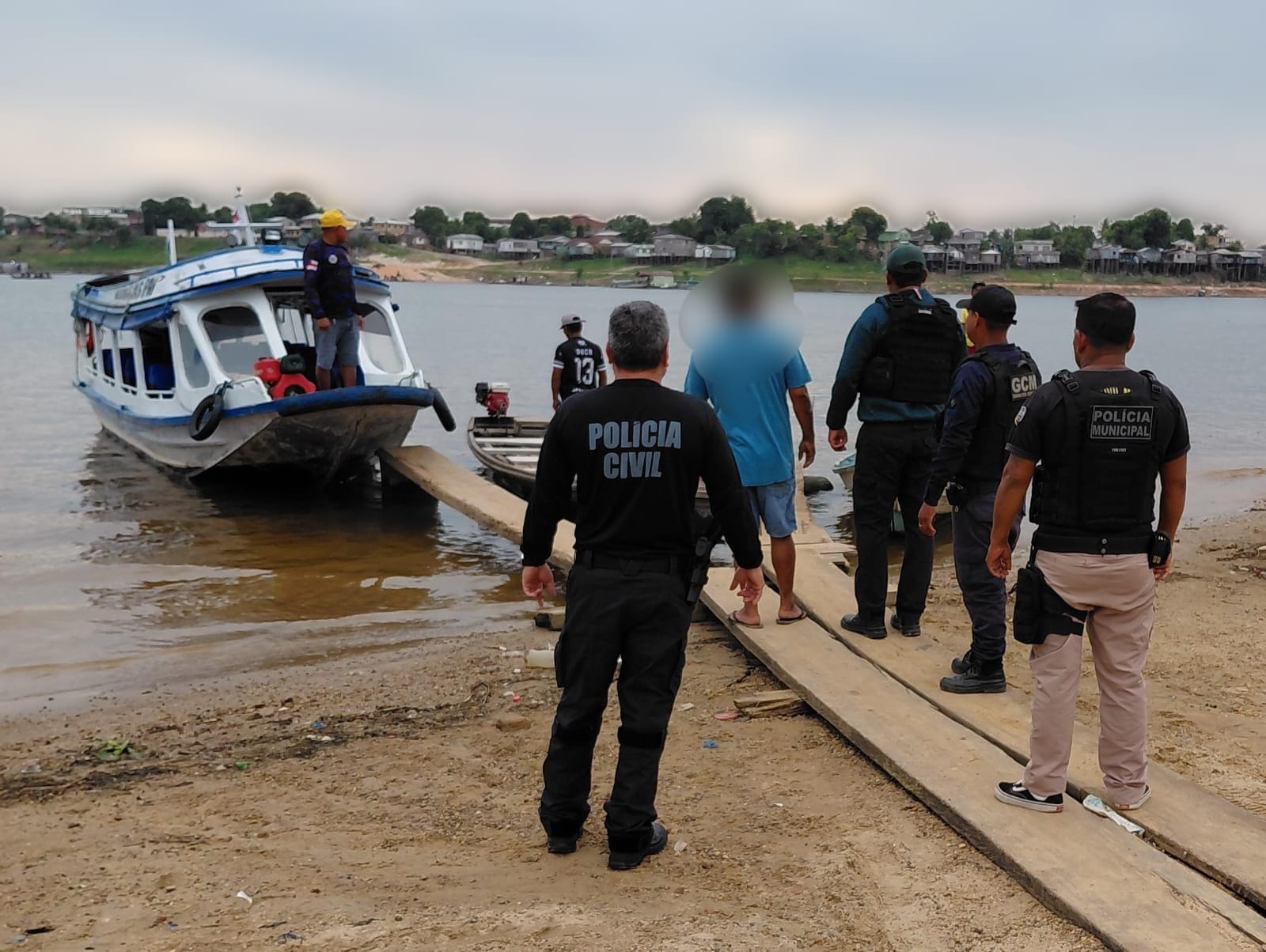 Homem é preso por dar apoio a criminoso suspeito do desaparecimento de família no AM