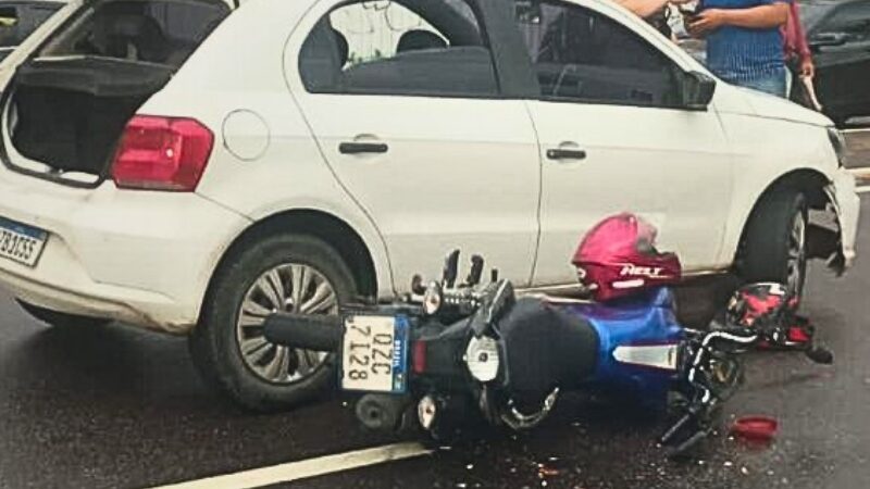 Mulher fica ferida em acidente entre carro e moto na Avenida Ephigênio Salles