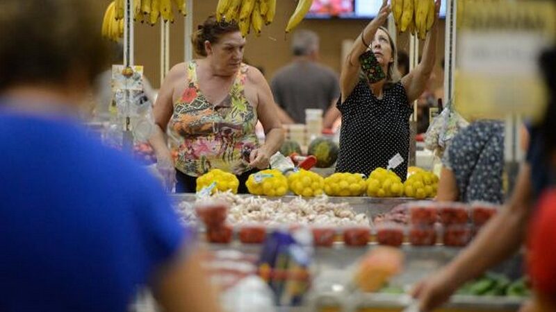 Preços de alimentos e bebidas caem, mas prévia da inflação tem alta de 0,48%
