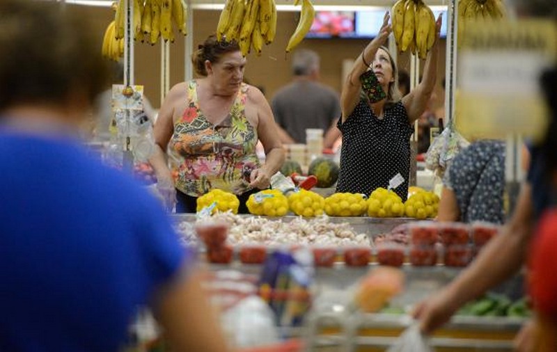 Preços de alimentos e bebidas caem, mas prévia da inflação tem alta de 0,48%