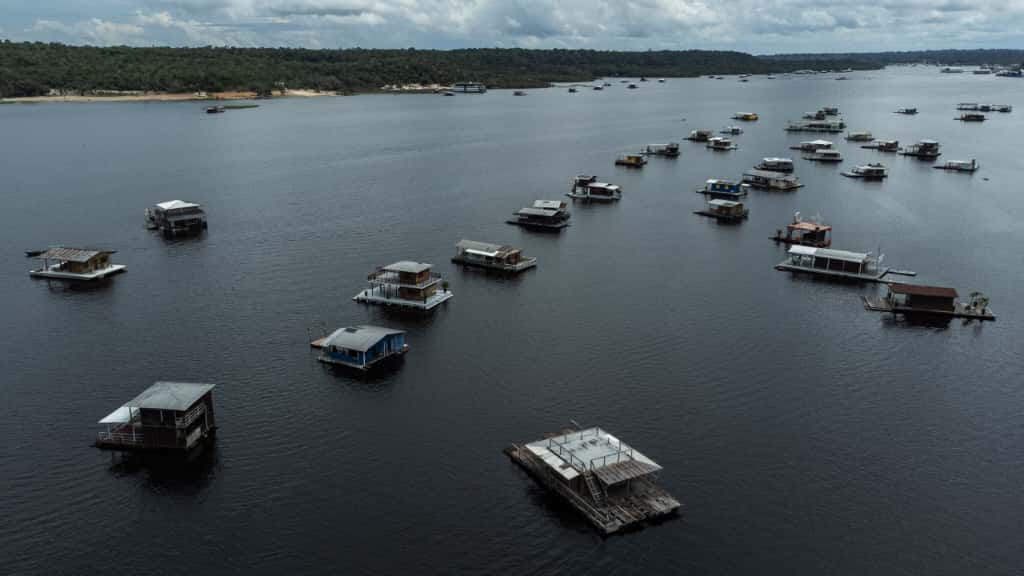 Justiça manda retirar flutuantes do Tarumã-Açu até maio de 2026