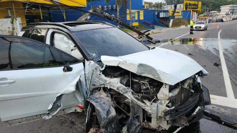 Violência de impacto impressiona em acidente no Tarumã