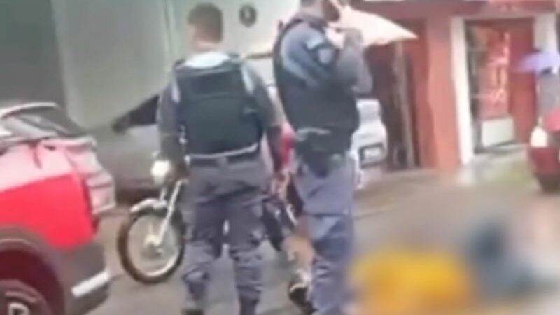 Acidente entre moto e carro ocorre no bairro Alvorada, em Manaus