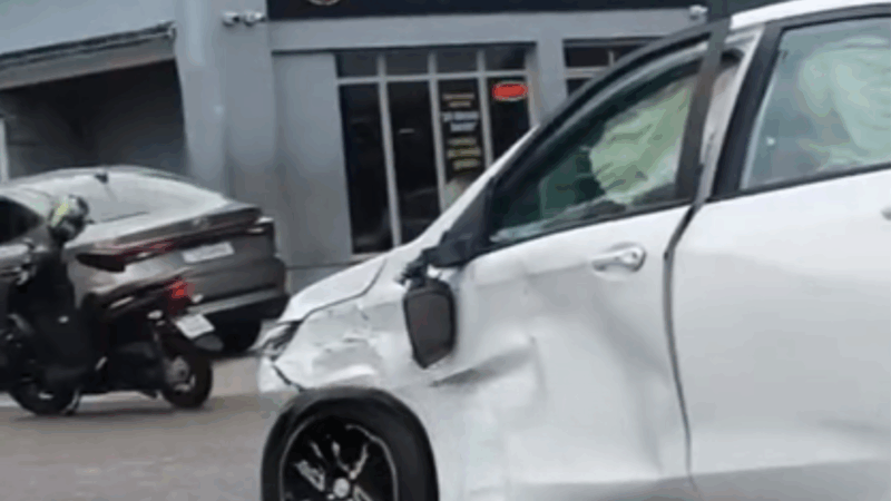 Acidente envolve dois carros na Avenida Carvalho Leal, na Cachoeirinha
