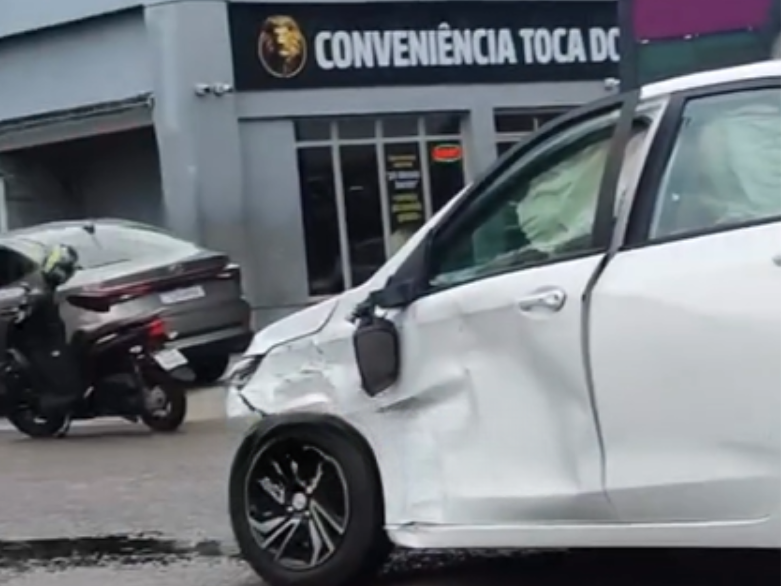 Acidente envolve dois carros na Avenida Carvalho Leal, na Cachoeirinha