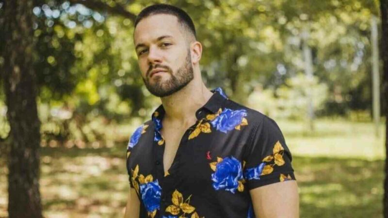 Cantor campo-grandense movimenta praça de Dourados com show em evento para jovens