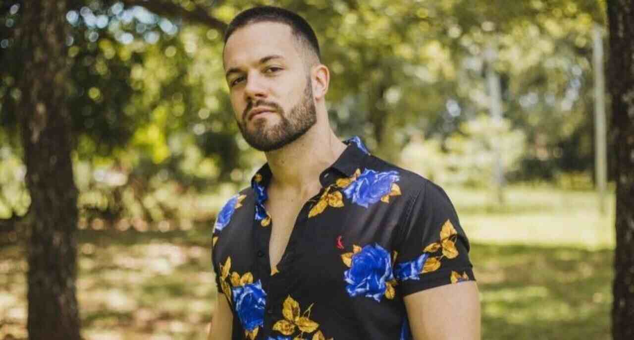 Cantor campo-grandense movimenta praça de Dourados com show em evento para jovens