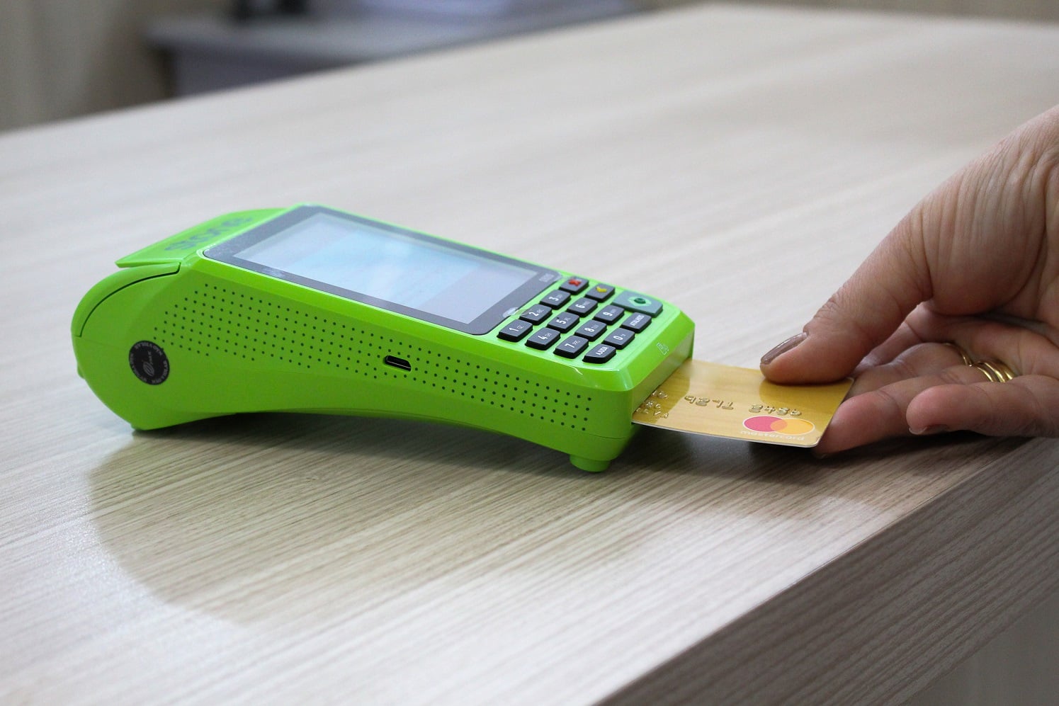 Homem é preso ao usar cartão de PM para compras em Manaus