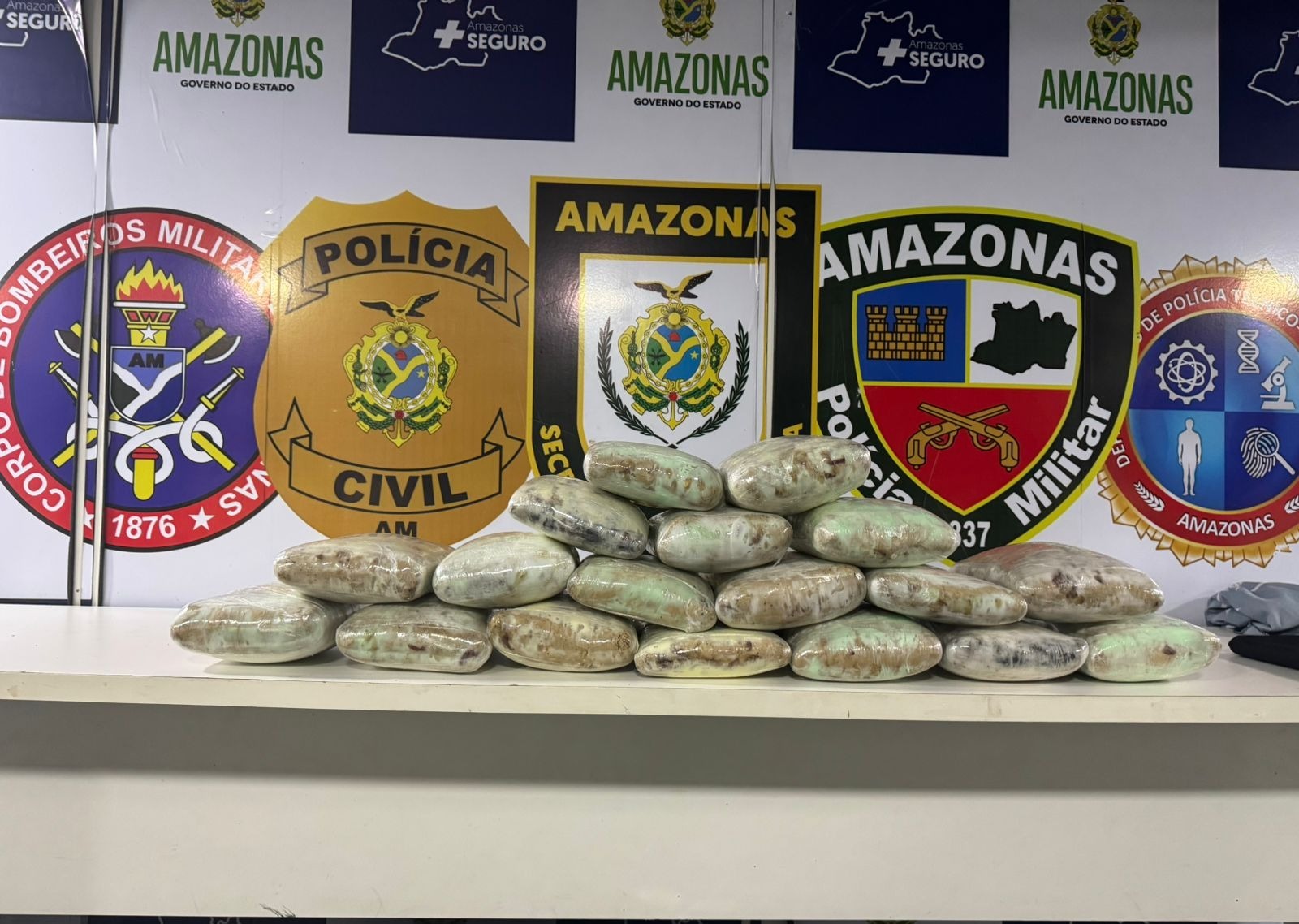 Homem é preso com mais de 22 kg de drogas escondidas em bagagens em lancha no AM