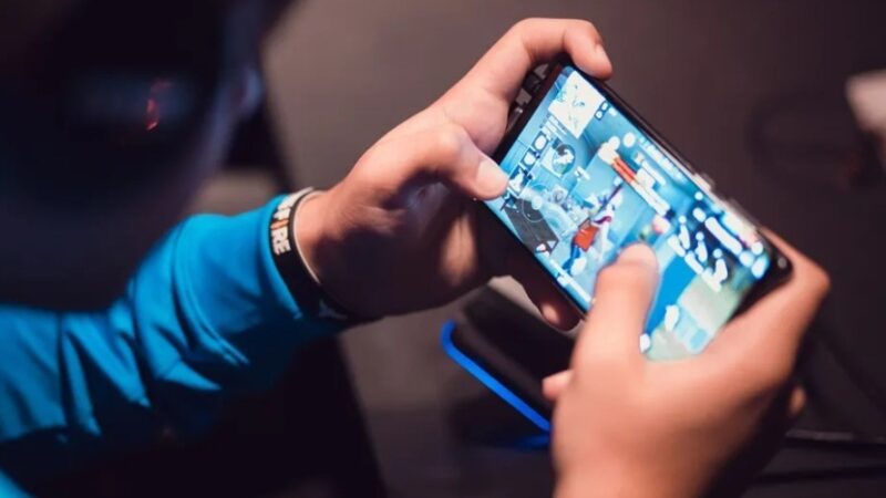 Jovem é preso por usar Free Fire para abusar e enviar mensagens racistas a crianças no AM