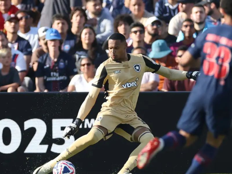 John, ex-goleiro do Botafogo, é convocado por Ancelotti para amistoso da seleção