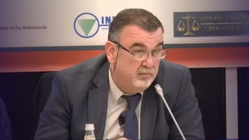 Juiz é morto a tiros por réu durante julgamento na Albânia Fato Novo