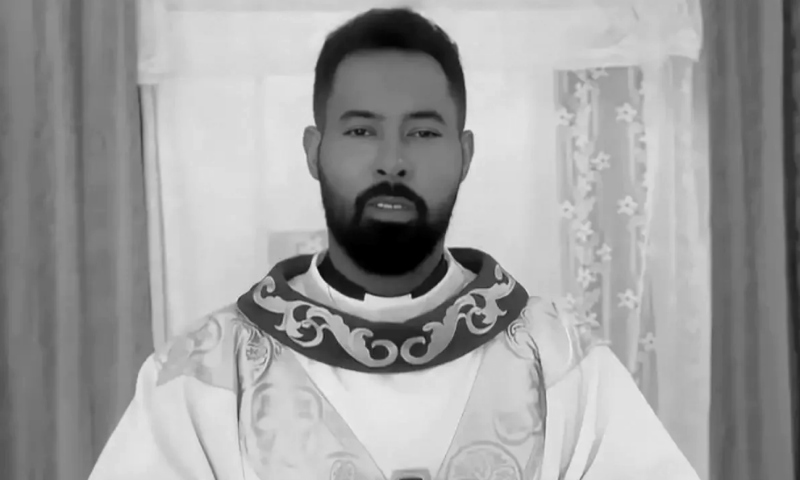 Padre que foi flagr4do com noiva de fiel é afastado e novo líder religioso assume igreja