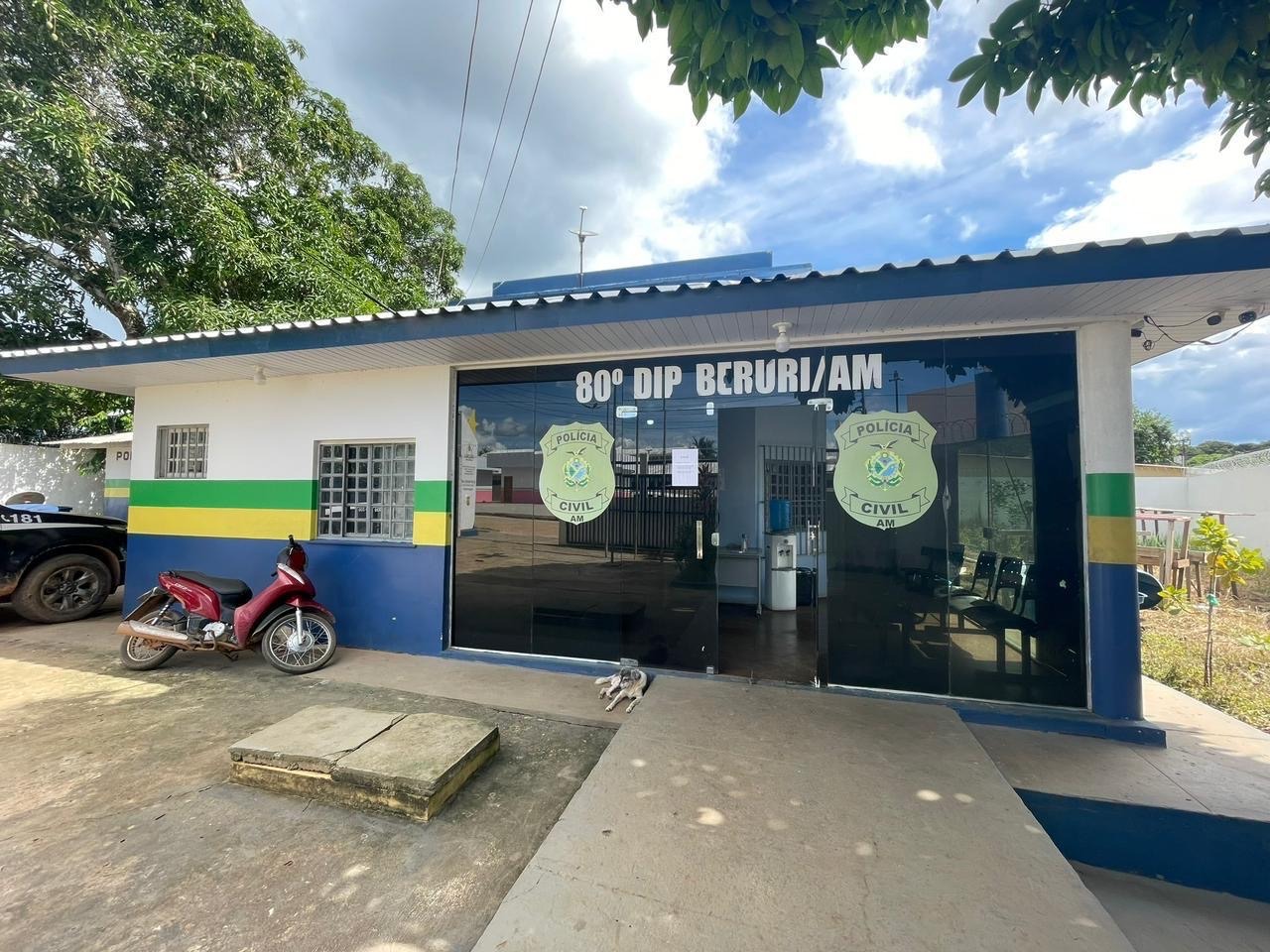 Polícia prende dois homens por série de abusos contra adolescente em Beruri